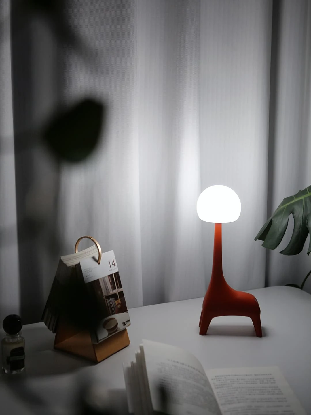 Harmonious design lamp combining light and music