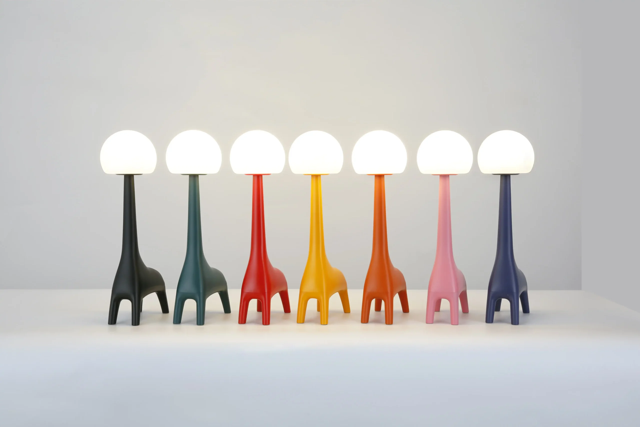 Portable giraffe-themed LED lamp and speaker ‌